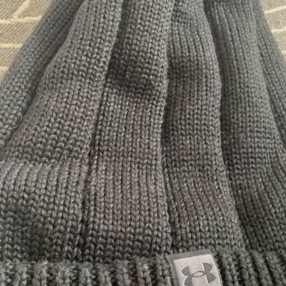 BRAND NEW women under armour coldgear infrared black beanie winter snow pom pom - Picture 4 of 4
